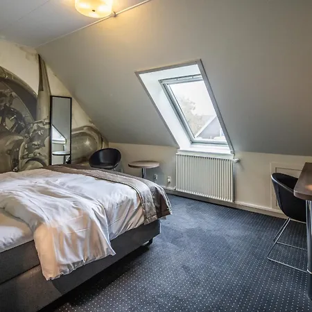 Hotel The 4*