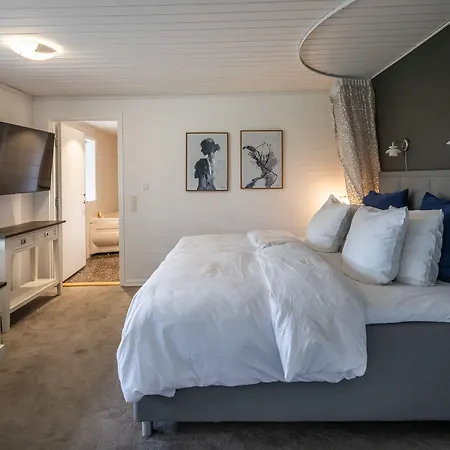 Hotel The 4*